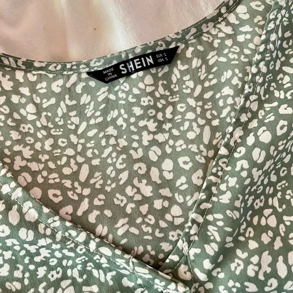 Ditsy Pattern Ruffle Sleeve Top - Picture 6 of 7